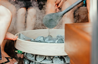 Polewanie kamieni sauny wodą